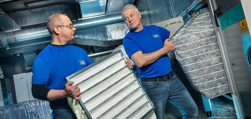 zwei BOE Techniker im Heizungsraum