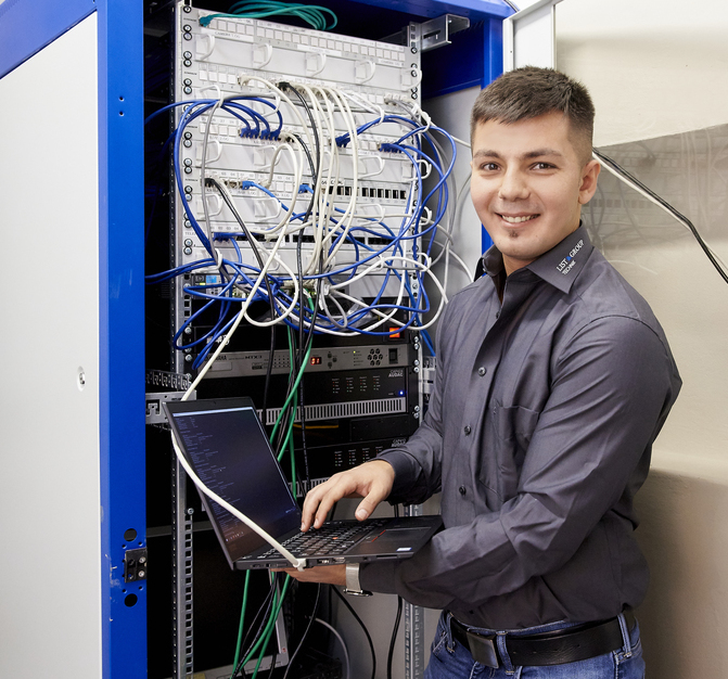 Elektrotechnik Lehrling der BOE am Schaltkasten