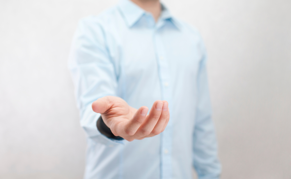 Mann mit offener Hand