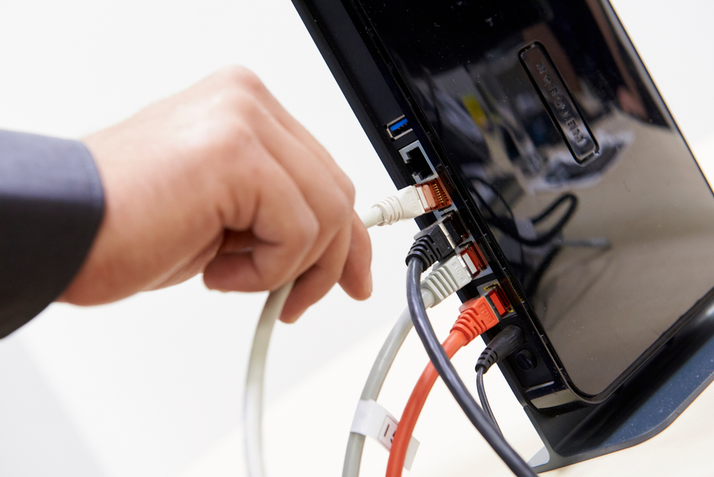 Boe Mitarbeiter am Laptop, einstecken von Kabeln, Detailansicht von den Händen eines Mannes