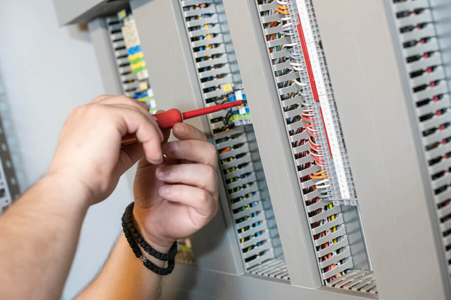 BOE Brandschutztechniker am Schaltkasten