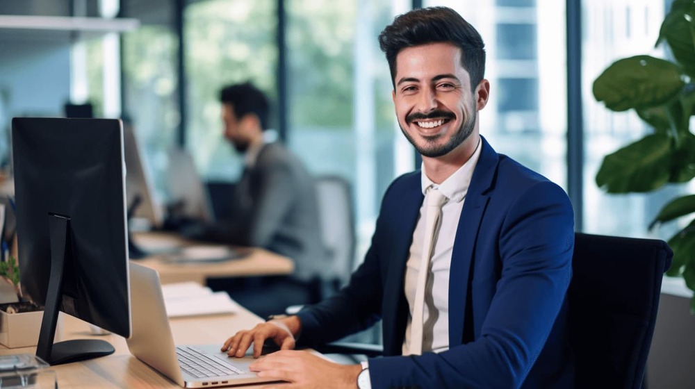 Assistent der Hausverwaltung in der BOE am Computer