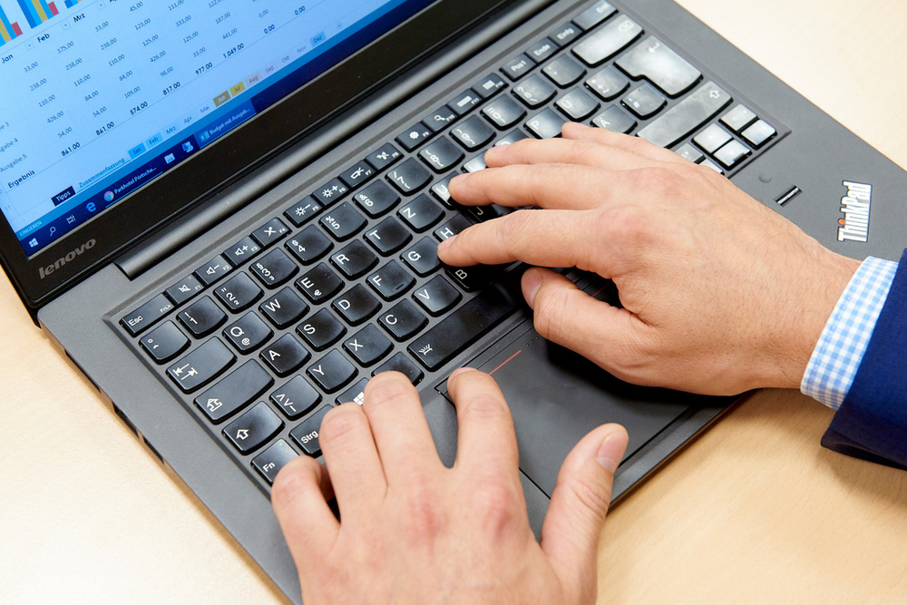 Händer am Laptopp